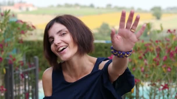Porträt Einer Sehr Schönen Eleganten Frau Begrüßt Die Kamera Landschaft — Stockvideo