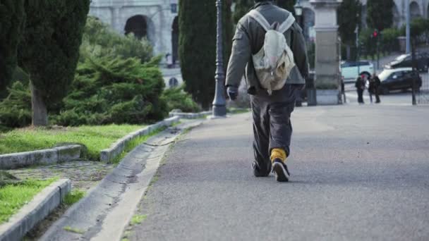Portret Bezdomnych Chodzenia City Park Rzym Włochy — Wideo stockowe
