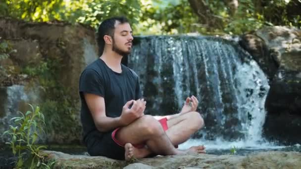 Portrait Jeune Homme Faisant Yoga Près Rivière — Video