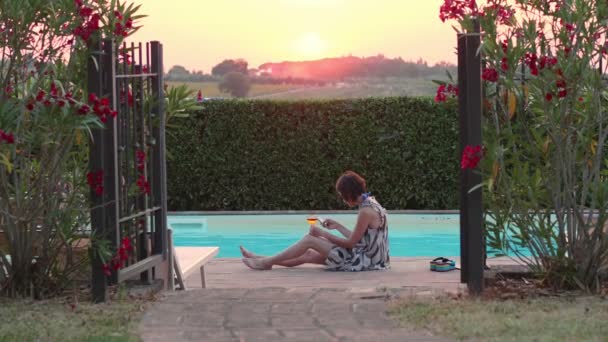 Retrato Mulher Relaxante Sol Campo Toscana Itália — Vídeo de Stock