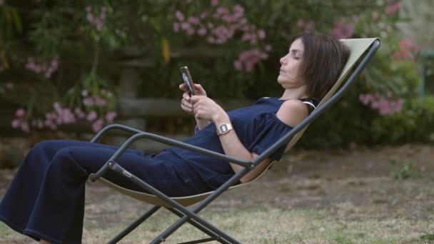 Zakenvrouw Het Platteland Typen Haar Smartphone Natuur Ontspannen — Stockvideo