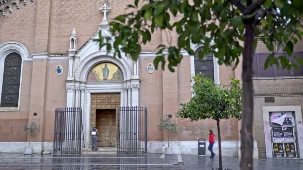 Charité Chrétienne Une Femme Fait Aumône Mendiant Entrée Église — Video