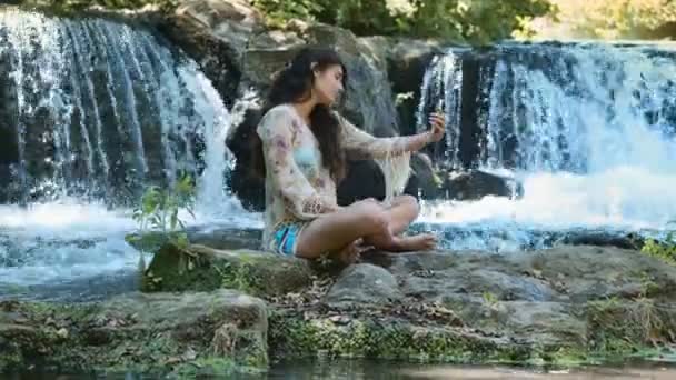 Portarit Bruna Rilassata Vicino Fiume Digitando Sul Suo Smartphone — Video Stock