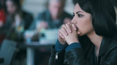 Depresyonda ve üzgün Asyalı kadın yalnız restoranda