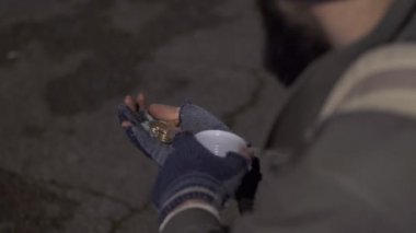 onun günlük sadaka sayma dilenci