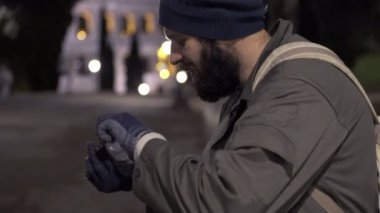 onun günlük sadaka sayma dilenci