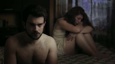Üzgün çift yatakta, cinsel sorunlar