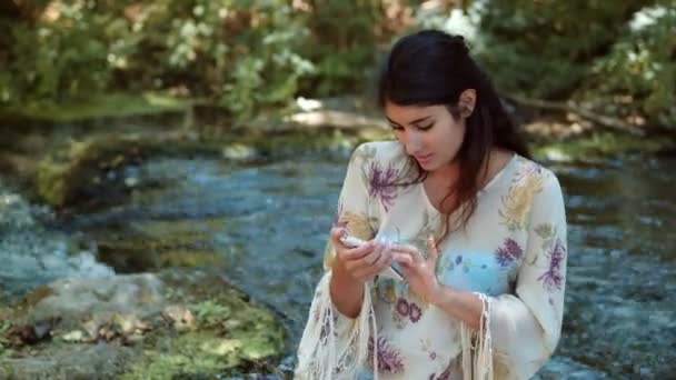 Hermosa Mujer Cerca Del Río Usando Teléfono Inteligente — Vídeo de stock