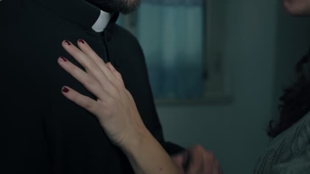 Пристрасний Поцілунок Між Священиком Сексуальною Жінкою — стокове відео