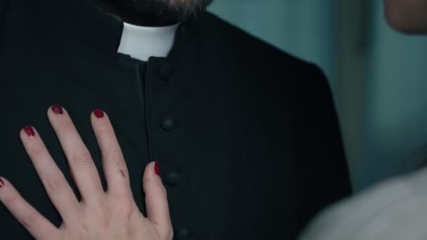 Gepassioneerde Kus Tussen Een Priester Sexy Vrouw — Stockvideo