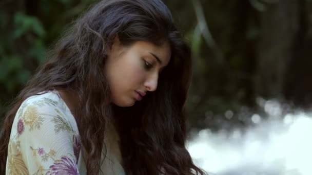 Портрет Сумної Жінки Плаче Лісі — стокове відео