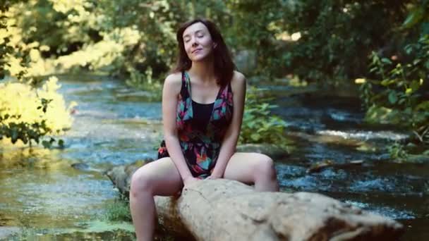 Жінка Сидить Березі Річки Контактує Природою — стокове відео
