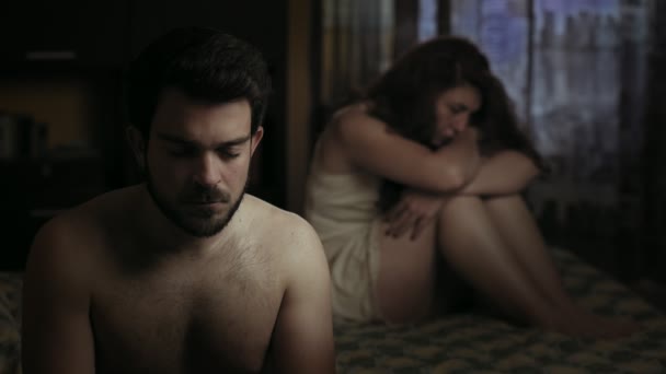 Casal Perturbado Cama Problemas Sexuais — Vídeo de Stock