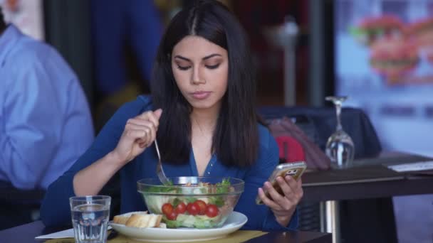 Asiatique Mignon Jeune Femme Utilisant Smartphone Dans Café — Video