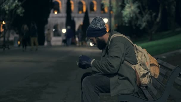 彼の毎日の施しを数える乞食 — ストック動画