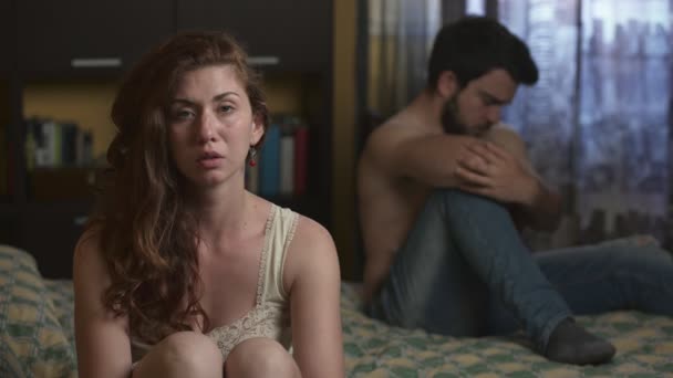 Couple Bouleversé Lit Problèmes Sexuels — Video