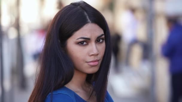 Belle Femme Orientale Dans Rue Tournant Tête Souriant — Video