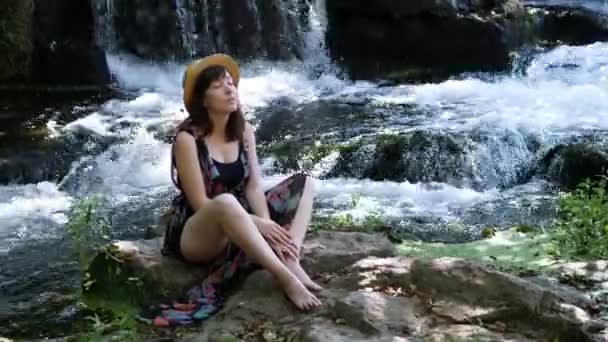 川の土手に座って自然とのふれあい — ストック動画