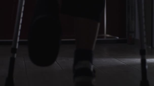 Hombre Con Pierna Rota Camina Con Muletas Oscuridad Casa — Vídeos de Stock