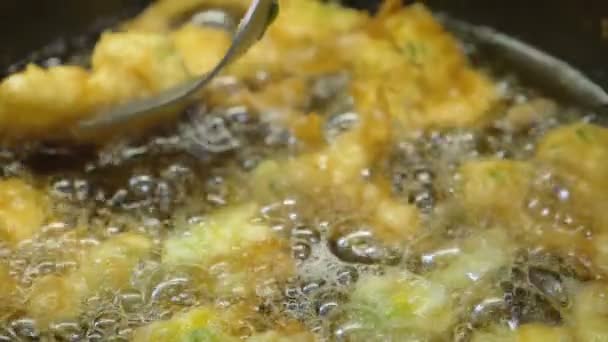 Przygotowując Boże Narodzenie Włoski Obiad Smażenia Brokuł — Wideo stockowe