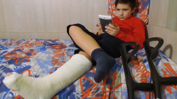 Enfant Triste Colère Avec Plâtre Jambe Seul — Video