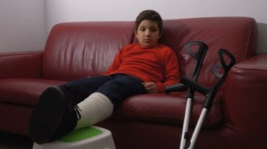 Bacak'ın sıva yalnız kızgın üzgün çocuk 