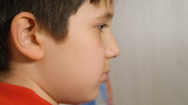 güzel küçük çocuk niyet oynamaya - yakın çekim