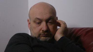 Karanlık düşüncesinde - stres, sorunlar düşünceli olgun adam