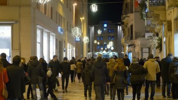 Άνθρωποι Περπατούν Στους Δρόμους Της Πόλης Ματέρα Χριστουγέννων Δεκεμβρίου 2017 — Αρχείο Βίντεο