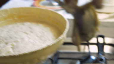 Zeppole yapım: hamur sıcak zeytinyağı koyarak. Güney İtalya