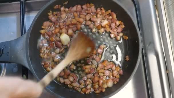 Speckwürfel Einer Pfanne Kochen Nahaufnahme — Stockvideo