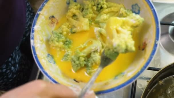 Ten Zuiden Van Italië Keuken Frituren Broccoli — Stockvideo