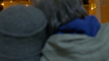 Noel ağacı meydanda arıyor romantik çift kucakladı