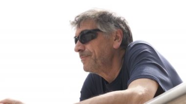 Ufuk düşünürken dalgın olgun adam. Se, fikirler