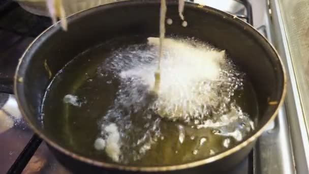 把新鲜面团放在油炸油煮 Pettole 意大利南部 — 图库视频影像
