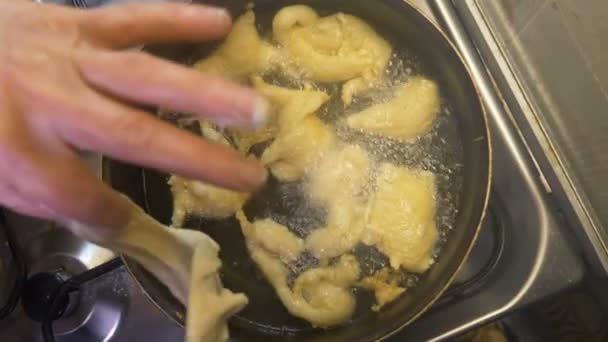 Masakan Khas Italia Menggoreng Pettole — Stok Video