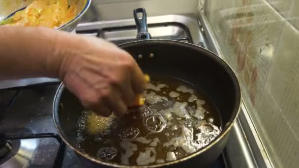 Cozinha Italiana Típica Mulher Italiana Frite Abóbora — Vídeo de Stock