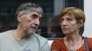 Metroda, sohbet, metro durağı için bekleyen evli çift