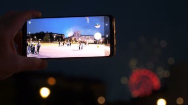 gece bir turistin cep telefonu tarafından filme de güzel havai fişek