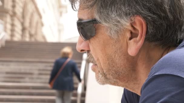 Äldre Stilig Man Överväger Staden Profil — Stockvideo