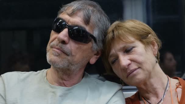 疲倦的成熟夫妇在地铁上旅行 — 图库视频影像