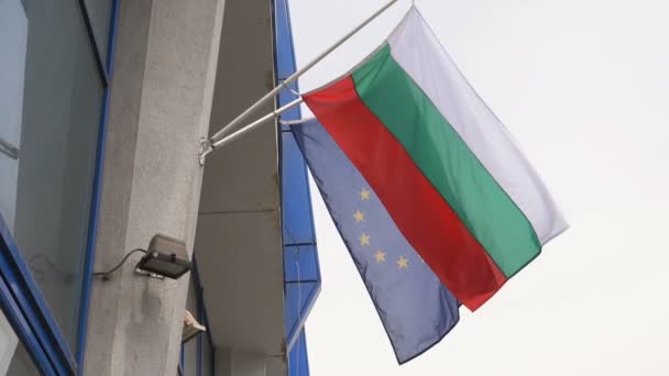 保加利亚和欧洲国旗在建筑上飘扬 民族主义 欧洲认同 — 图库视频影像