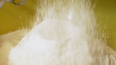 Kadar hamur yapma kadın el görünümü Kapat