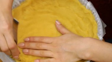 Kadın mutfağında bir lezzetli taze pasta yapma