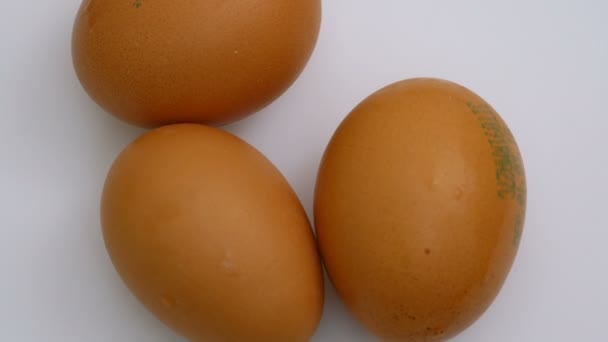 テーブルの上の新鮮な卵 — ストック動画