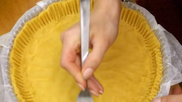 Mujer Haciendo Delicioso Pastel Fresco Cocina — Vídeo de stock