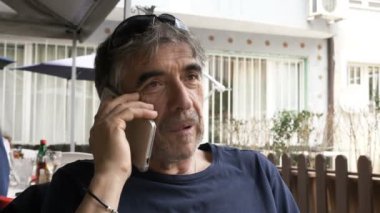 telefonla - açık konuşan çekici olgun adam portresi. iletişim, teknoloji, modernite