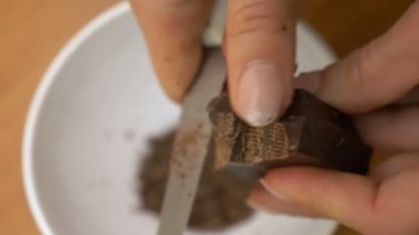 bıçakla tatlılar yemek - çikolata yapma yakın çekim