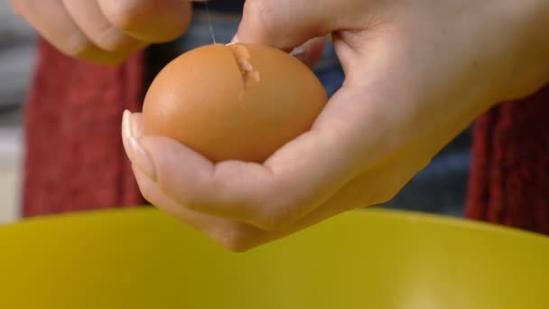 Vista Vicino Delle Mani Della Donna Che Fanno Pasta — Video Stock