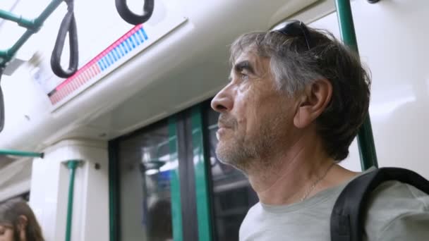 Dalgın Yakışıklı Olgun Adam Metro Üzerinde Seyahat — Stok video